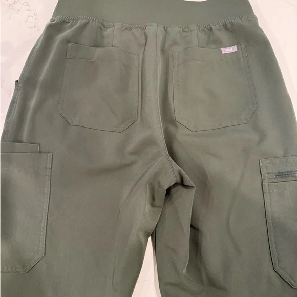 Figs woman’s HW Yola Moss scrub pants with Beige Drawstring - Picture 5 of 6